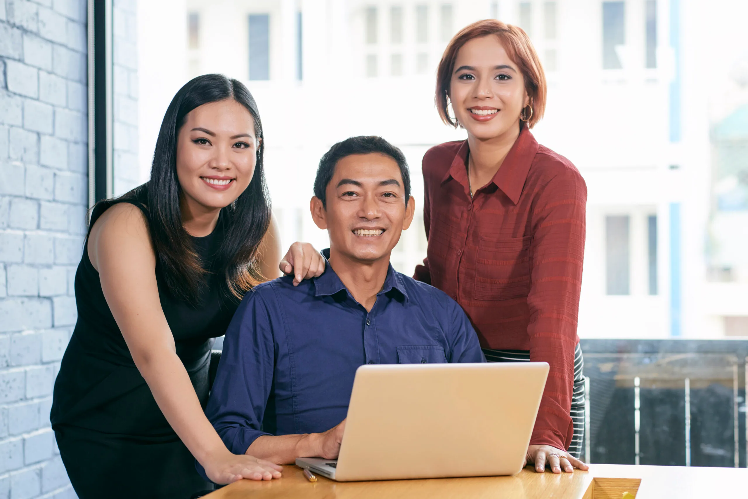 Female entrepreneur conducting meeting About Us - Avante Insight
